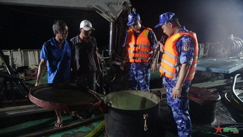 Vùng Cảnh sát biển 4 bắt tàu vận chuyển 480.000 lít dầu DO trái phép